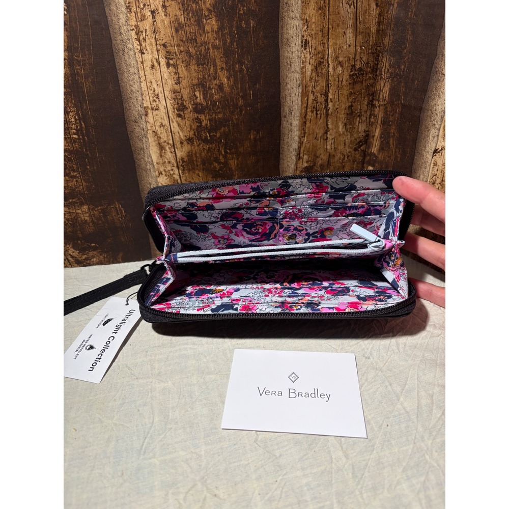 Vera Bradley Ultralight RFID Accordion Wristlet Black Quilted NWT 27128-481